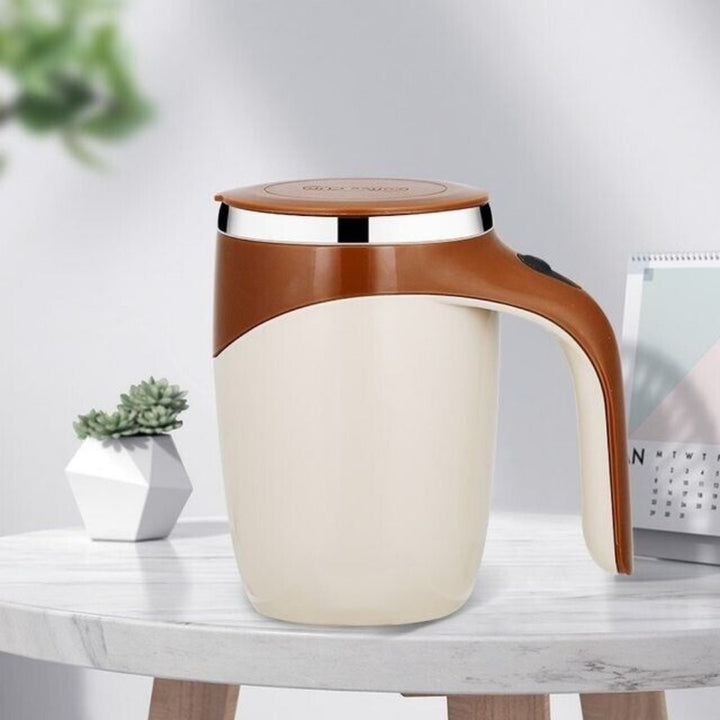 Tazza da caffè auto-miscelante da 12,85 oz - Miscelazione senza sforzo con un solo tocco, ricaricabile USB, acciaio inossidabile e ABS, bianca con accenti marroni - Perfetta per casa, ufficio, palestra, scuola, tazza da caffè