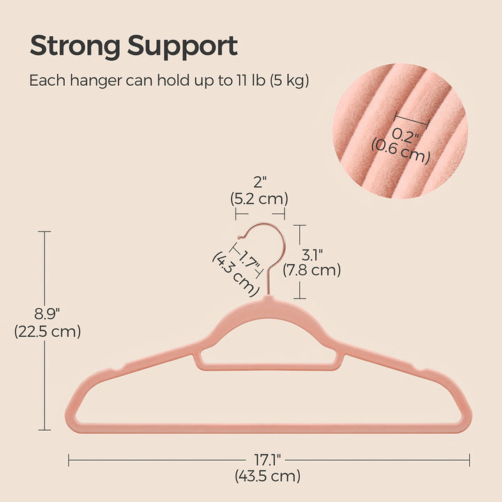 Pack de 50 cintres en velours SONGMICS, cintre avec crochet pivotant en or rose, antidérapant et gain de place, épaisseur de 0,2 pouce, longueur de 17,1 pouces pour manteau, chemise, robe, pantalon, cravate.
