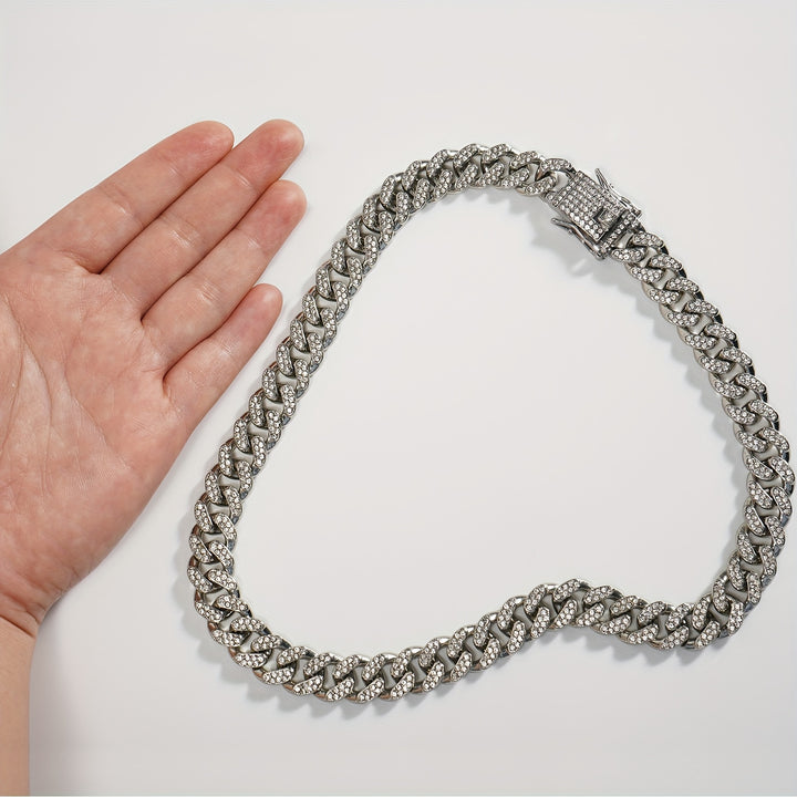 Sparkling Diamondoid Dog Collar: Secure Metal Chain & Buckle for Stylish Walks!