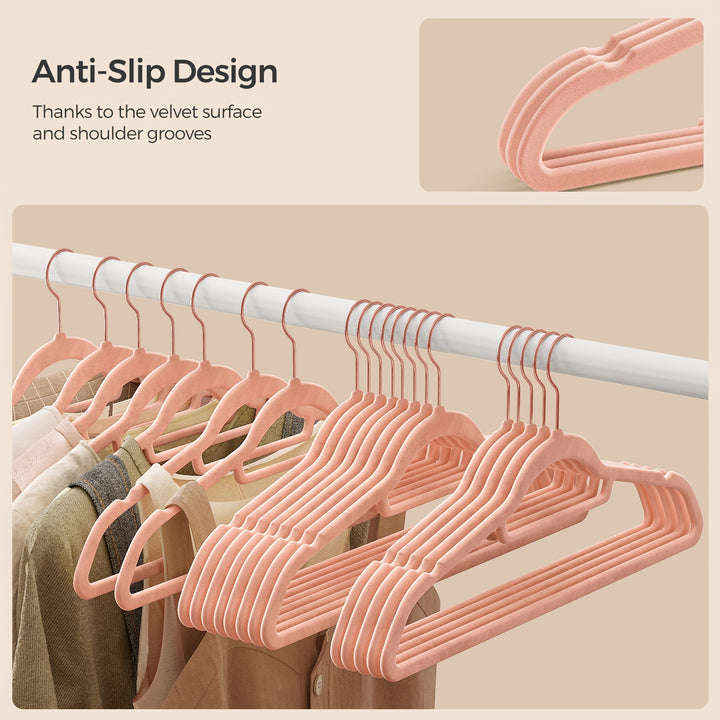 Pack de 50 cintres en velours SONGMICS, cintre avec crochet pivotant en or rose, antidérapant et gain de place, épaisseur de 0,2 pouce, longueur de 17,1 pouces pour manteau, chemise, robe, pantalon, cravate.