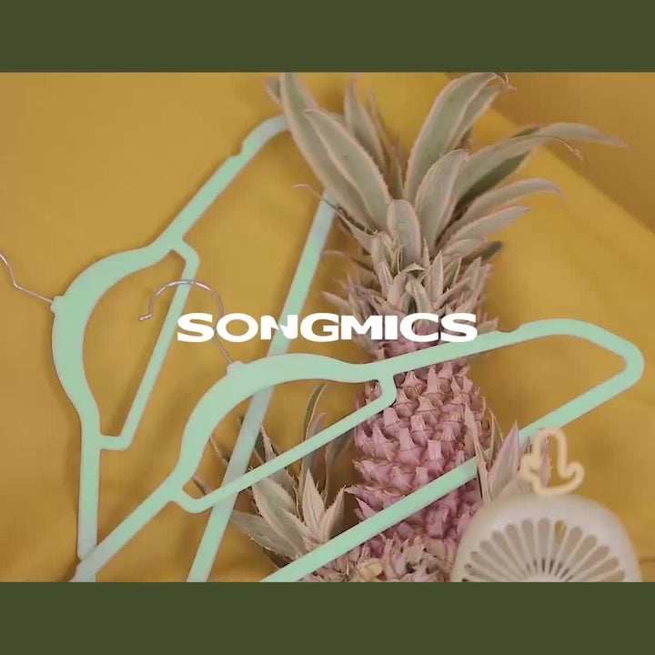 Pack de 50 cintres en velours SONGMICS, cintre avec crochet pivotant en or rose, antidérapant et gain de place, épaisseur de 0,2 pouce, longueur de 17,1 pouces pour manteau, chemise, robe, pantalon, cravate.