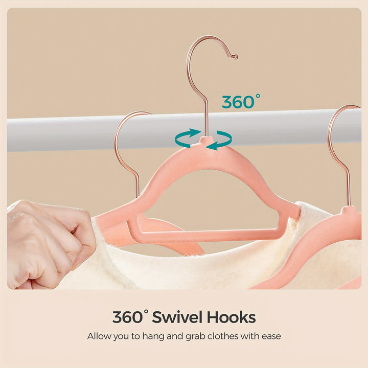Pack de 50 cintres en velours SONGMICS, cintre avec crochet pivotant en or rose, antidérapant et gain de place, épaisseur de 0,2 pouce, longueur de 17,1 pouces pour manteau, chemise, robe, pantalon, cravate.