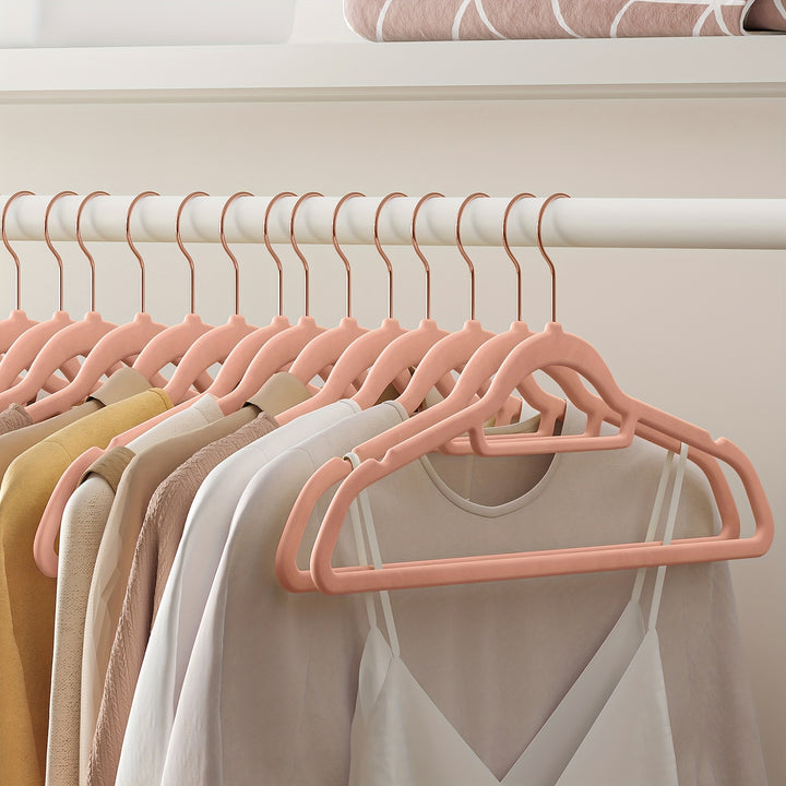 Pack de 50 cintres en velours SONGMICS, cintre avec crochet pivotant en or rose, antidérapant et gain de place, épaisseur de 0,2 pouce, longueur de 17,1 pouces pour manteau, chemise, robe, pantalon, cravate.