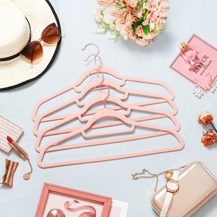 Pack de 50 cintres en velours SONGMICS, cintre avec crochet pivotant en or rose, antidérapant et gain de place, épaisseur de 0,2 pouce, longueur de 17,1 pouces pour manteau, chemise, robe, pantalon, cravate.